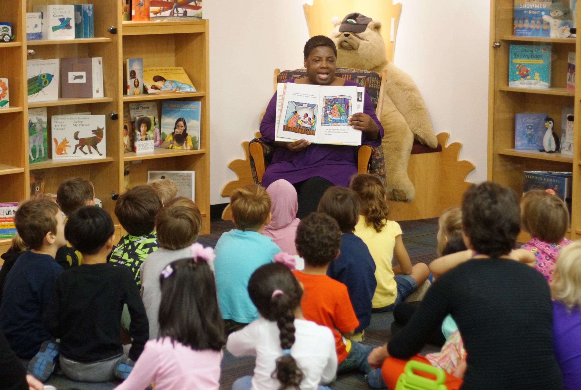 Angela Johnson Reading to Kids